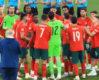 葡萄牙国家队主帅激情庆祝比赛胜利的简单介绍 葡萄牙国家队主帅激情庆祝比赛胜利的简单介绍