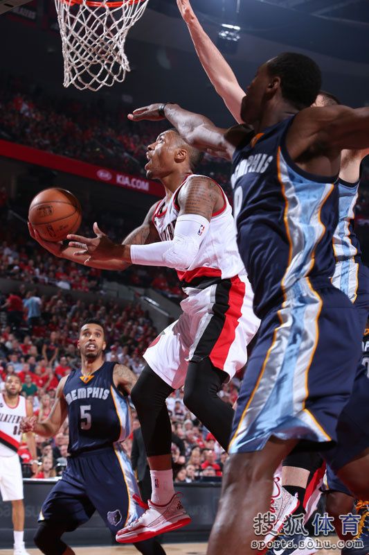 熊猫体育全站APP下载-开拓者神龙再现，利拉德巧妙运筹带队横扫灰熊