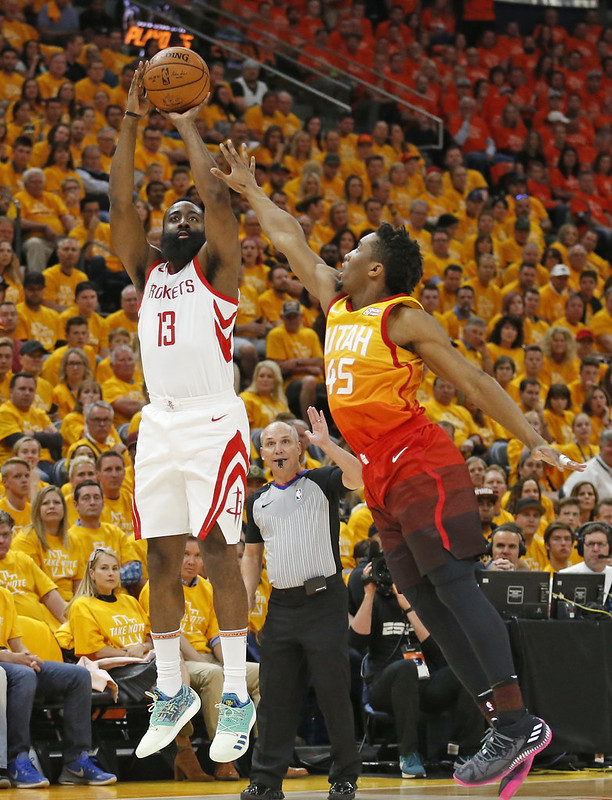 熊猫直播-爵士队全员上阵齐力夺取客场胜利