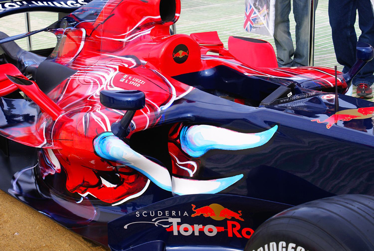 红牛车队完胜阿斯顿马丁，皮亚斯特里带队取胜